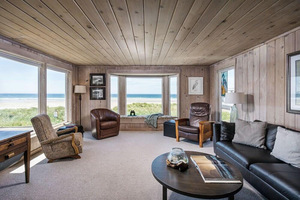 Stone's Throw by Avantstay Gorgeous Oceanfront Home on Manzanita Beach!