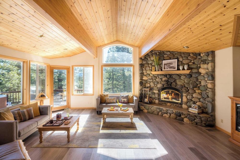 Sparrow by Avantstay Modern Mountain Retreat w/ Hot Tub, Pool Table & Games!