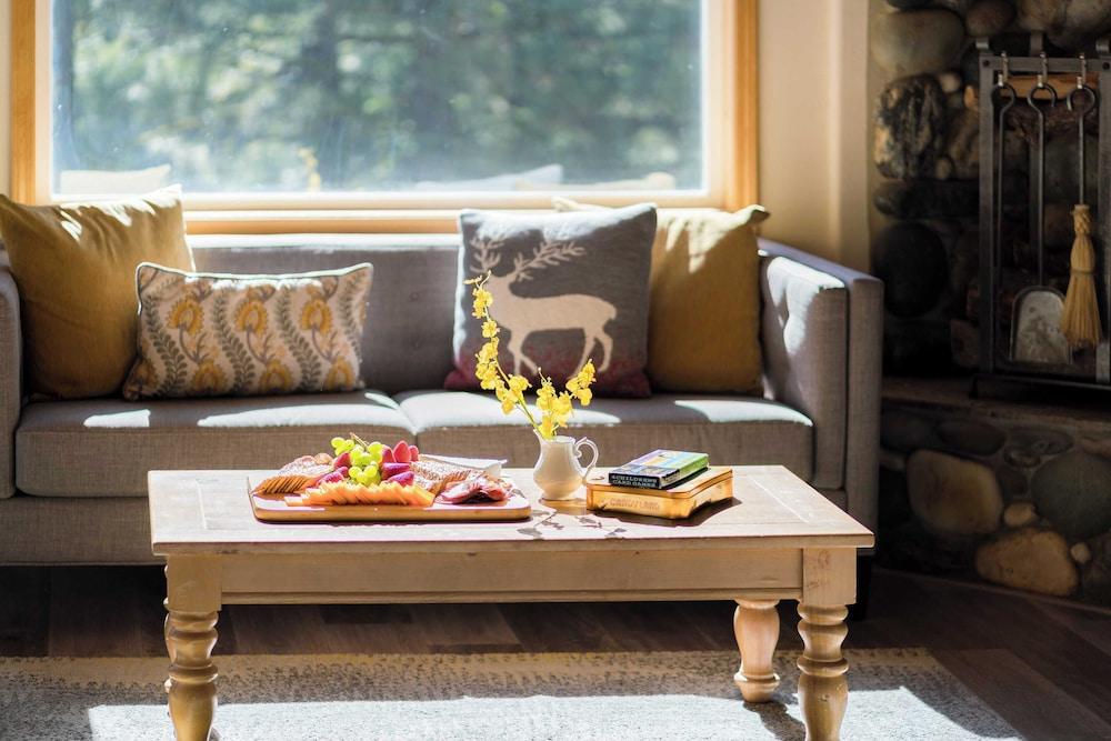 Sparrow by Avantstay Modern Mountain Retreat w/ Hot Tub, Pool Table & Games!