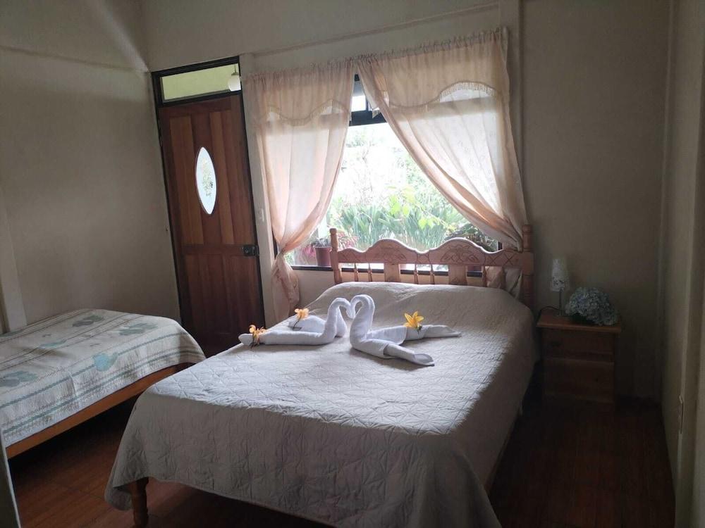 Cabinas las Manzanas Bed y Breakfast