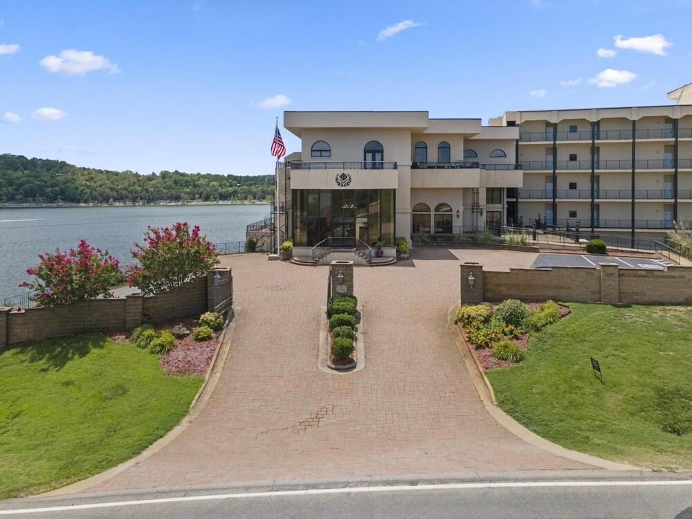 Deluxe 2 Bedroom Villa Lakefront