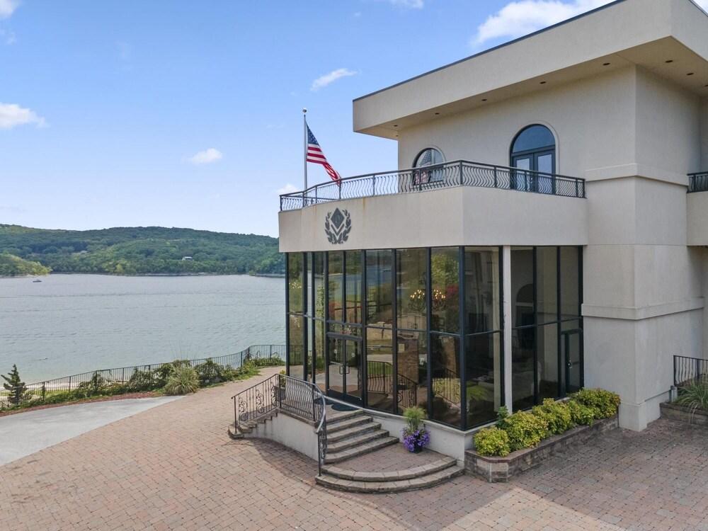 Deluxe 2 Bedroom Villa Lakefront