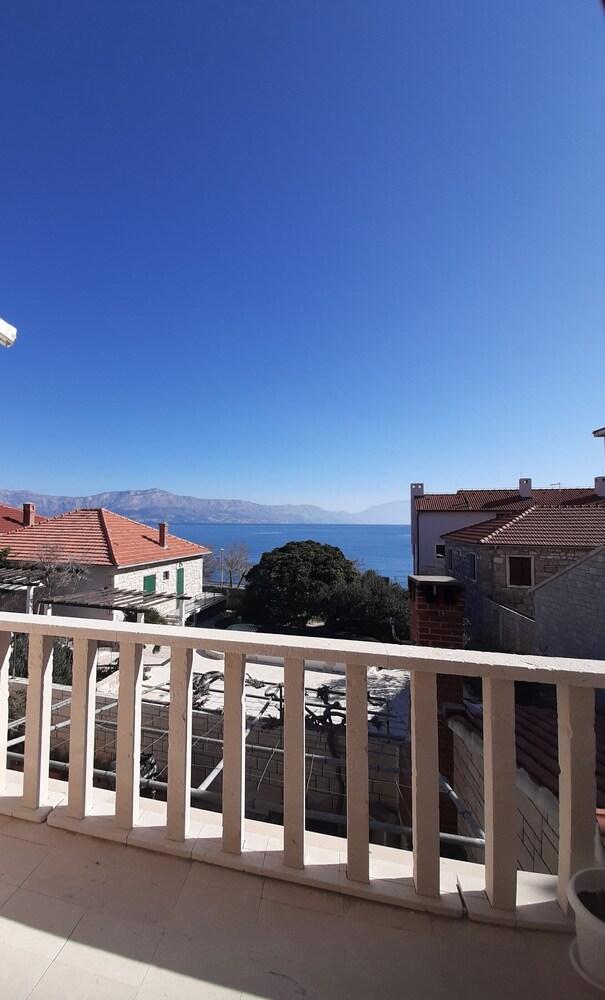 Apartments Postira uz More