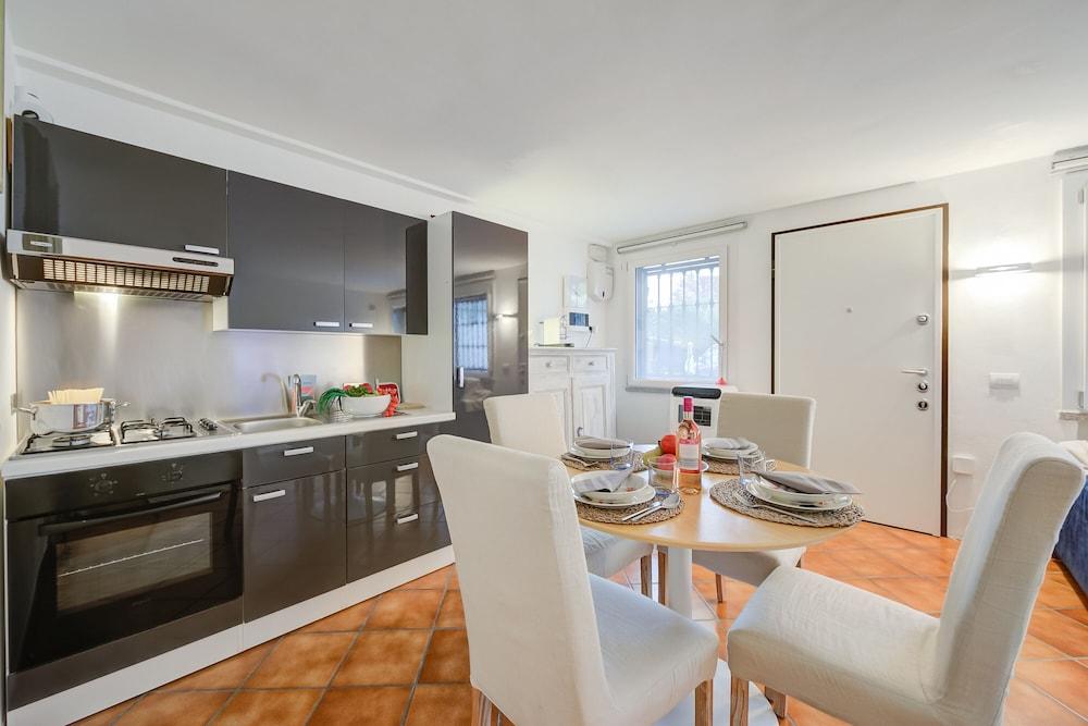 Red Door Apartment Private Terrace