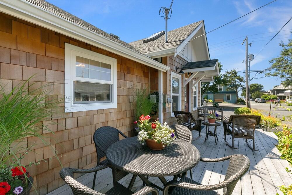 Red Door Cottage by Avantstay Cute Cottage w/ Ocean Views 1 Block From Beach!