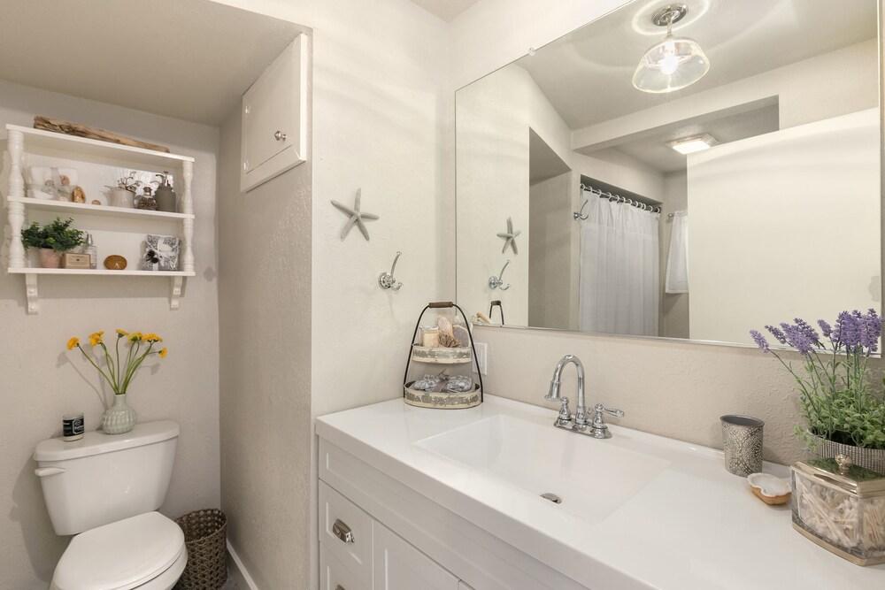 Red Door Cottage by Avantstay Cute Cottage w/ Ocean Views 1 Block From Beach!