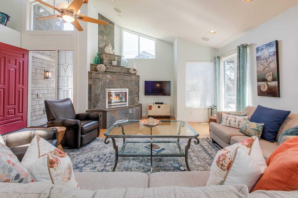 Villa Manzanita by Avantstay Hot Tub, 1 Block to Beach/town, Chef's Kitchen