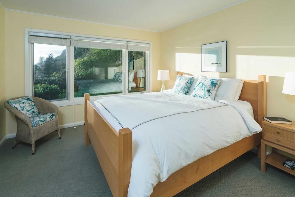 The Purcell House by Avantstay Surrounded in Lush Greenery w/ Large Yard & Ocean Views