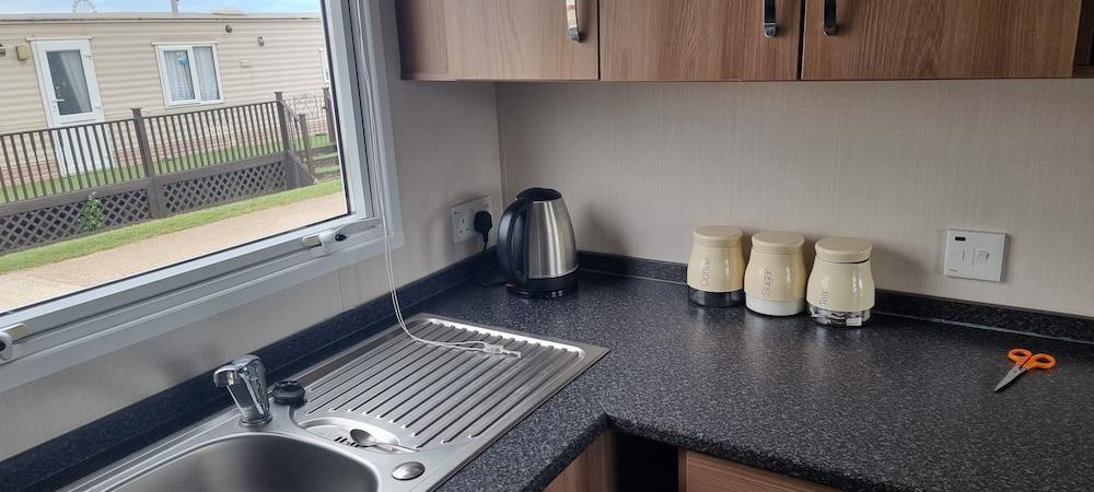 Lovely 8 Berth Direct Beach Access