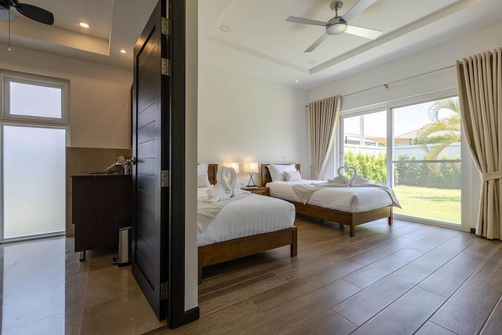 Modern 4 BR Pool & Tropical Garden MS-30