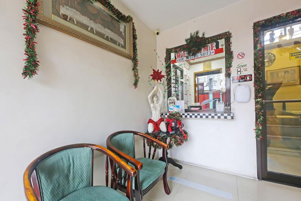 OYO 896 Silverio Suites