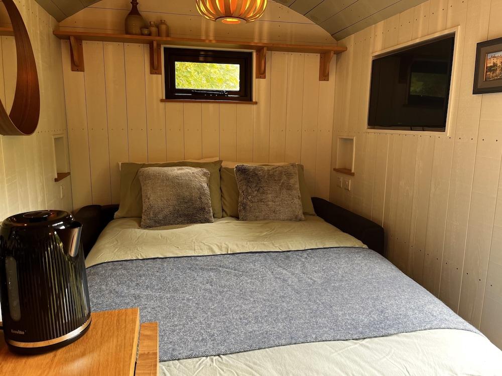 The Crooked Gate - Luxury Romantic Getaway