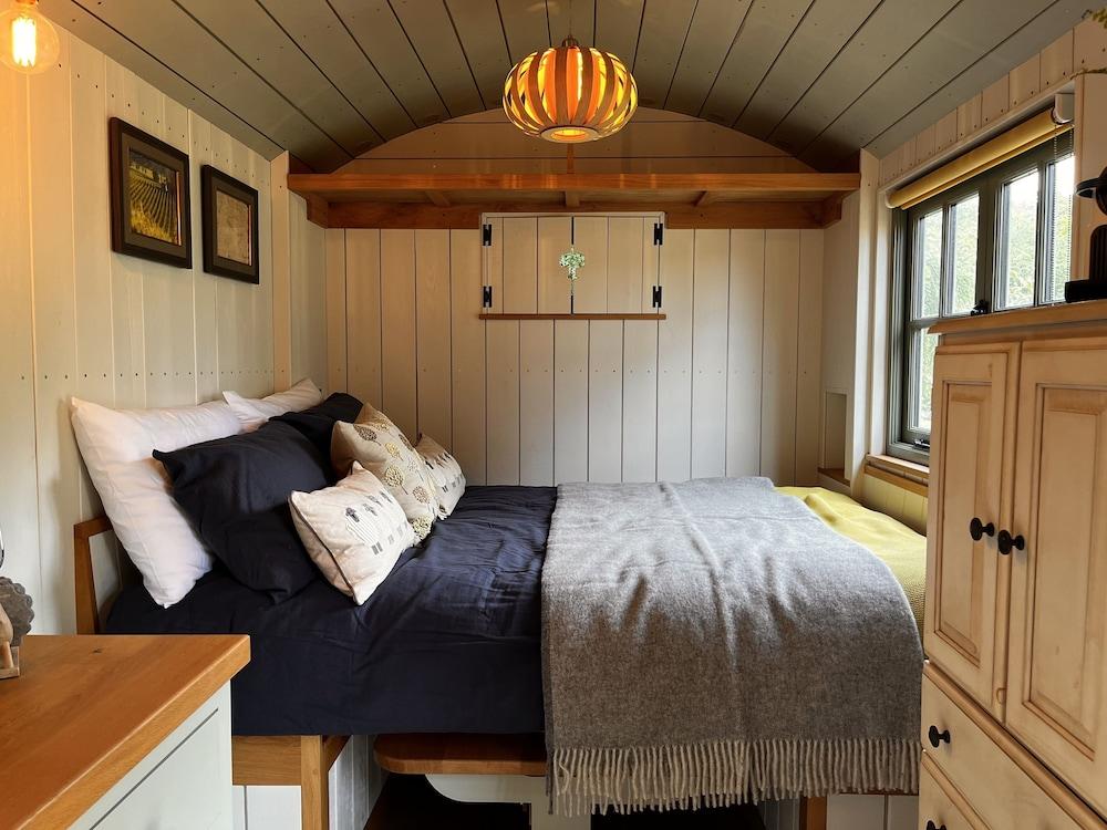 The Crooked Gate - Luxury Romantic Getaway