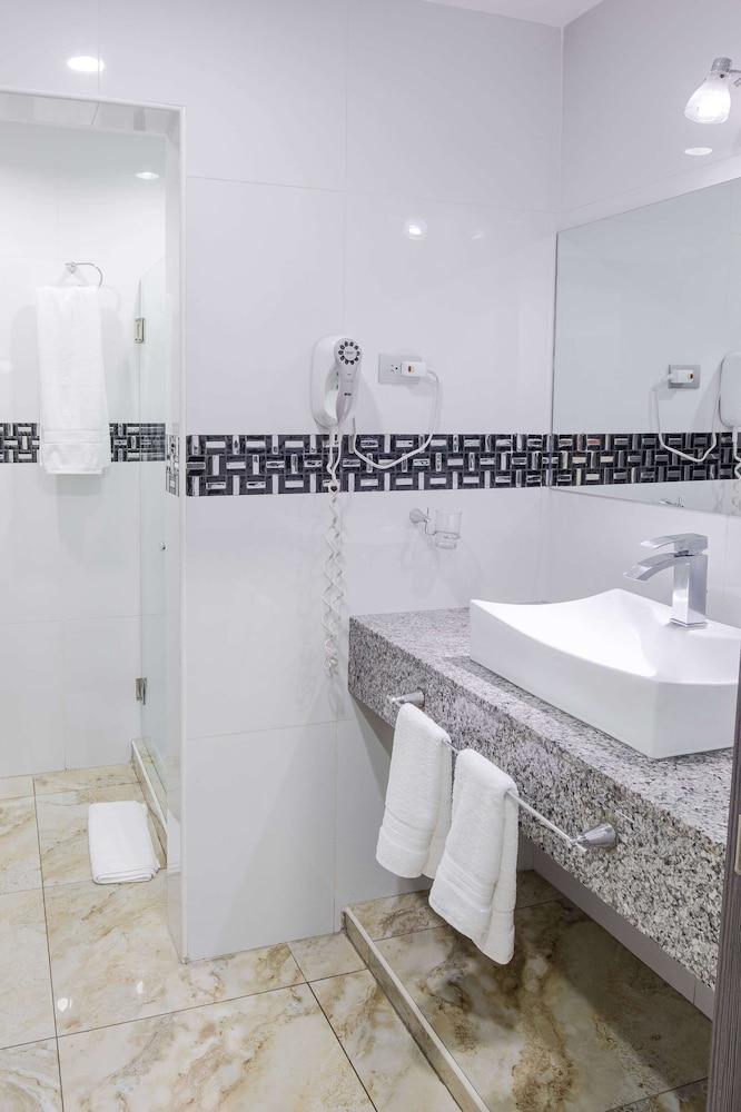 Basha Hotel & Restaurant