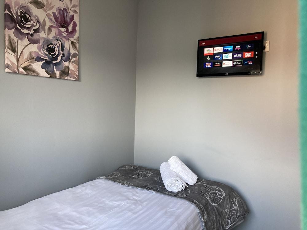 Spacious Detached Bungalow With Ample Parking