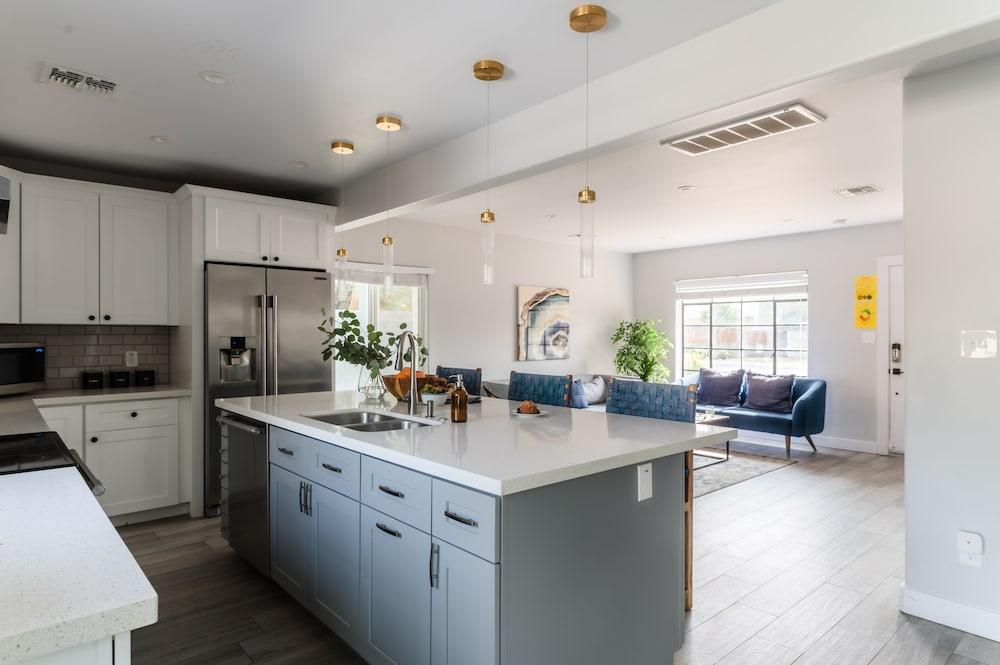 Cobalt By Avantstay Modern and Chic Home With Pool and Fire Pit in Heart of Old Town