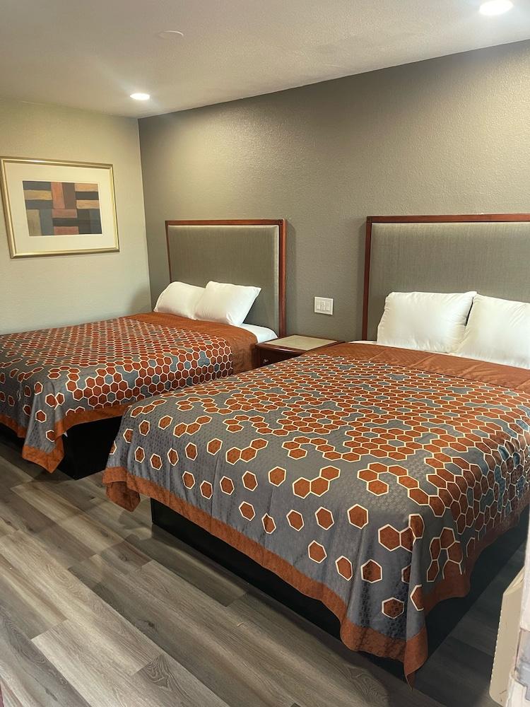 ROYAL MOTEL TRACY LLC