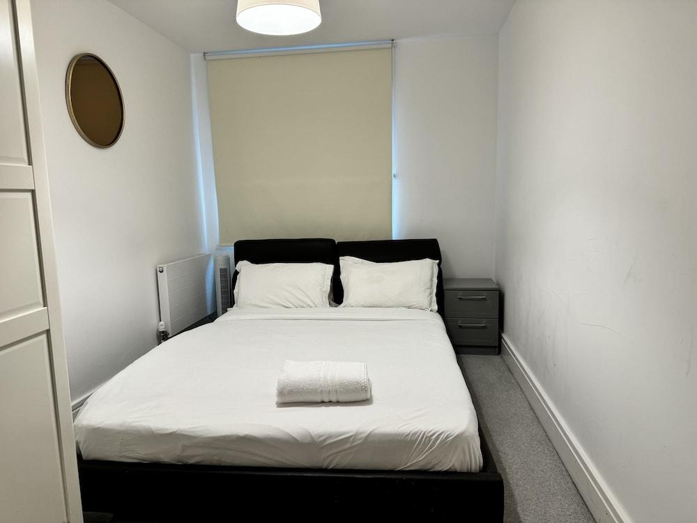 STUNNING 2 BED APARTMENT WITH PARKING