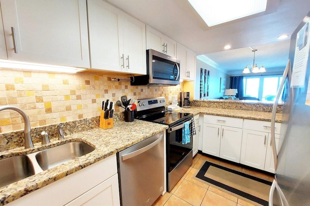 Castaways 2c 2 Bedroom Condo by RedAwning