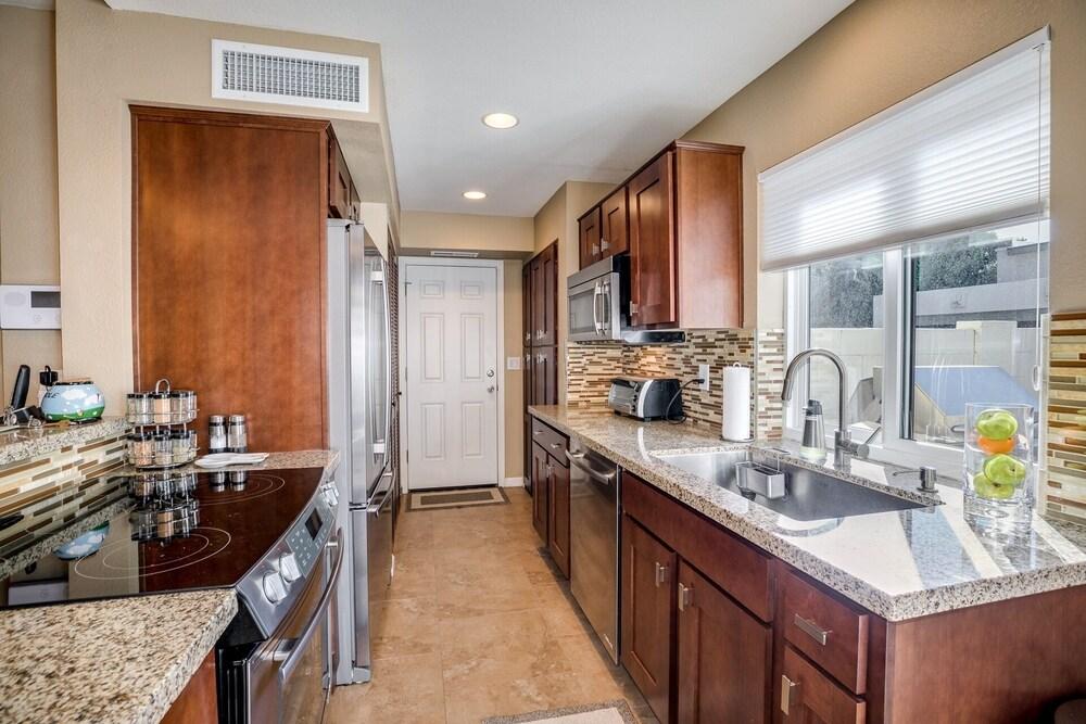 Golf Community Townhouse With Amenities Galore! 2 Bedroom Condo by Redawning