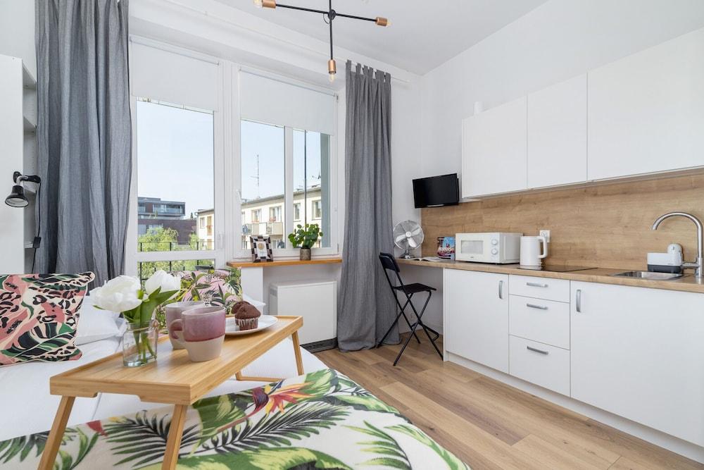 Cracow Solna Studio by Renters