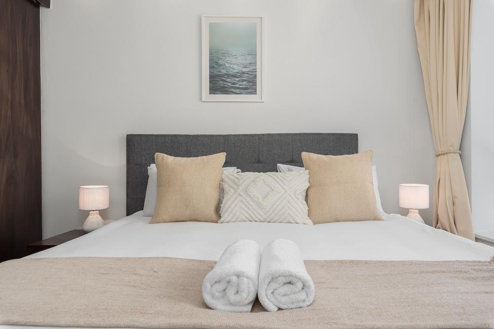 Mandela Rhodes T1001