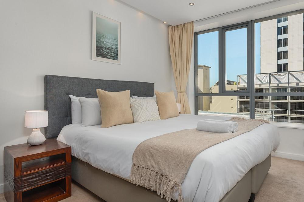 Mandela Rhodes T1001