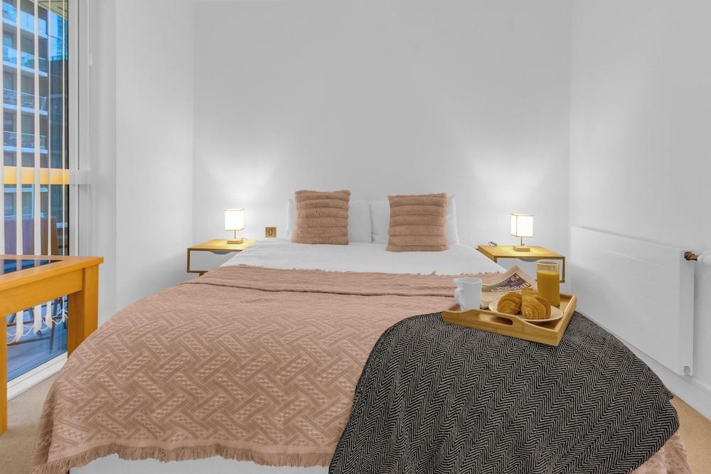 Stunning Serviced Apartment-Canary Wharf