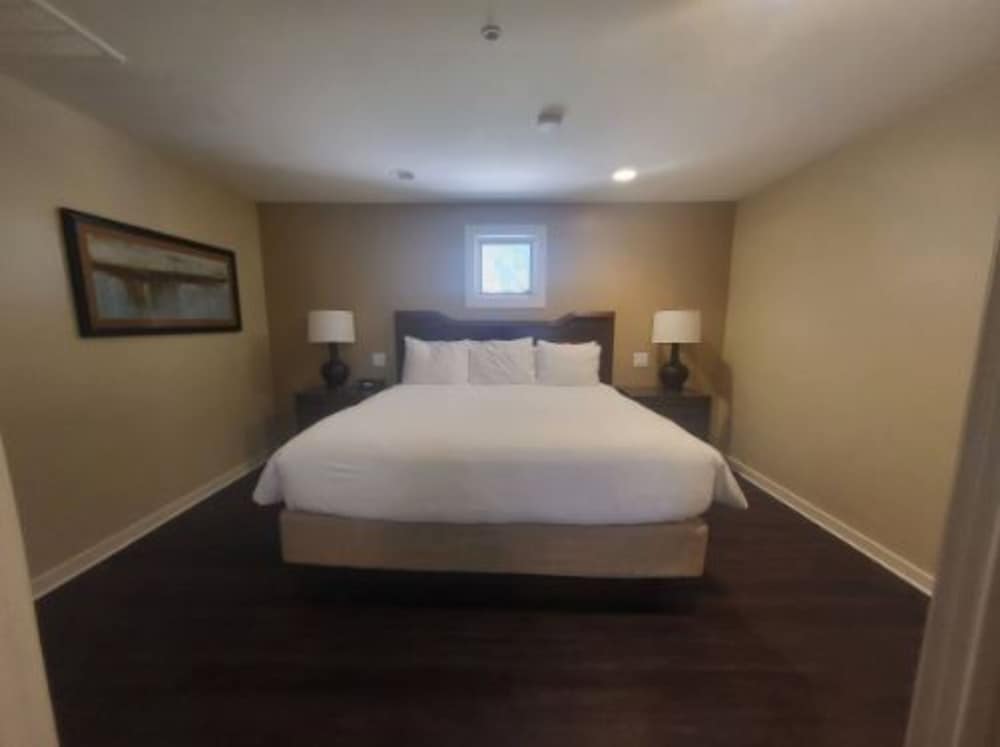 Private One Bedroom Condo on Golf Course, free parking