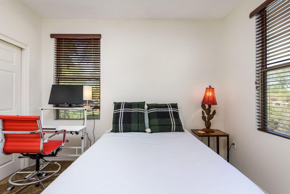 Villa Edge 2 Bedroom Condo by Redawning