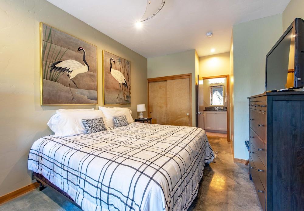 White Cap 1 Bedroom Home by Redawning