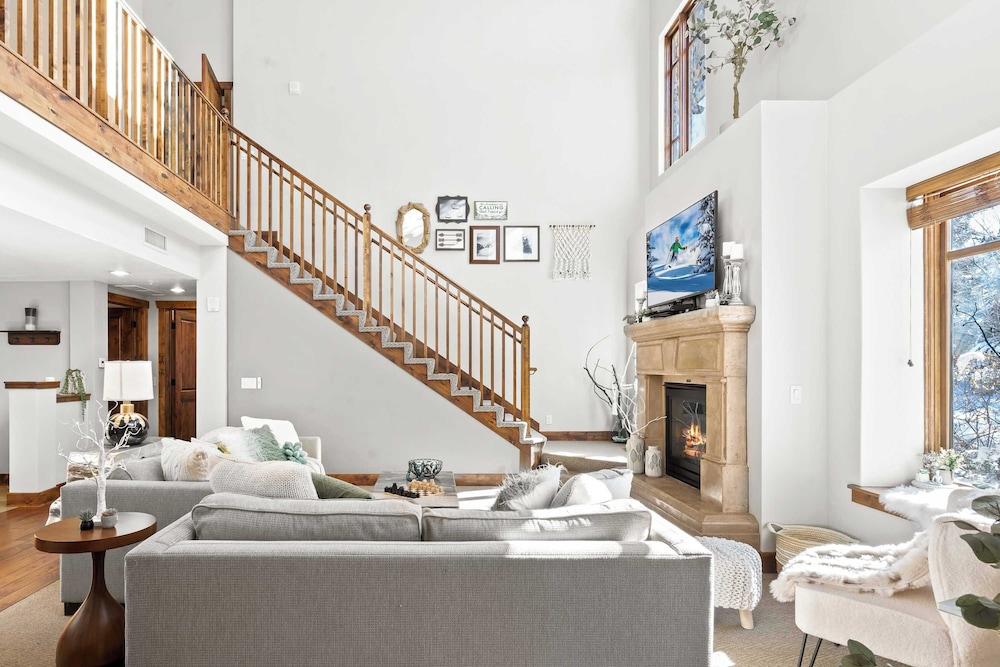 Calming Canyons Ski-in/ski-out Luxe Penthouse