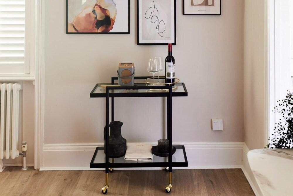 The St Johns Wood Sanctuary - Glamorous 2bdr Flat