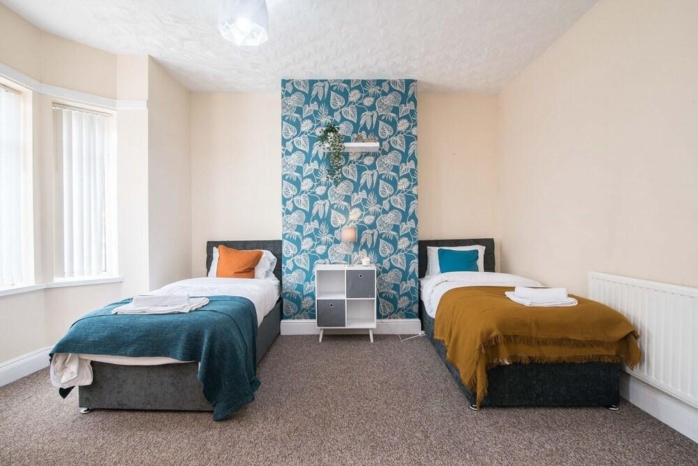 Contractor 4-bed House in Coventry