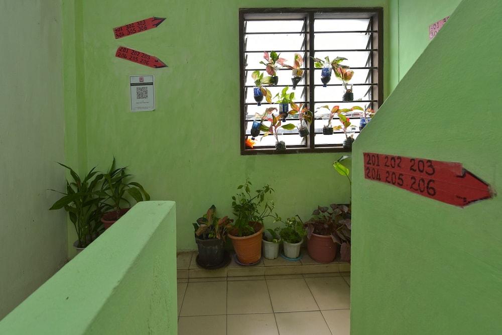 Spot On 90625 Super Green Grass Hotel