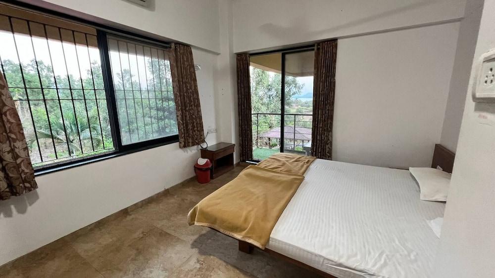 Stunning Views Rooftop Pool Lakefront Home