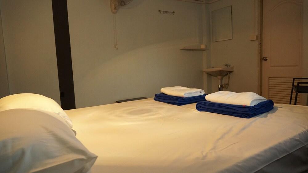 Slumber Pool Party Khao San