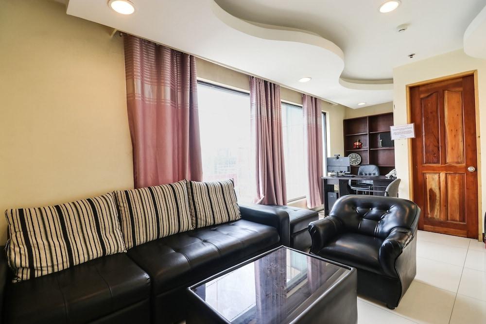 OYO 898 Berts Condotel