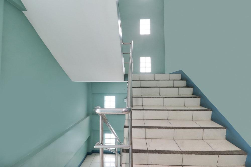 OYO 898 Berts Condotel