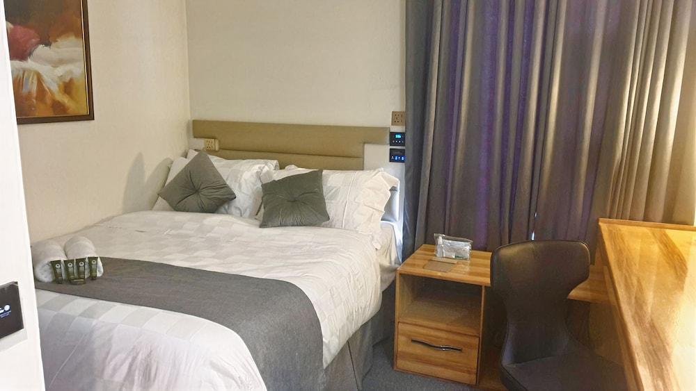 SEMPRE PREMIER INN MACTAN AIRPORT HOTEL