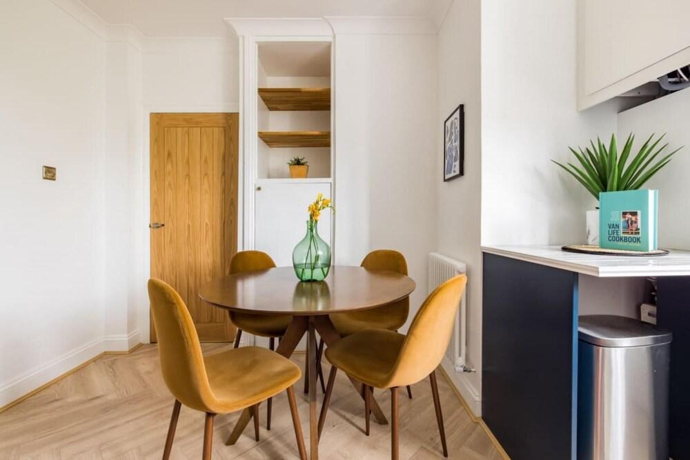 The Blackheath Hideaway - Alluring 2bdr Flat With Balcony