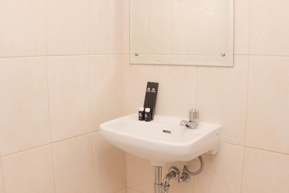 Modern Look And Comfy Studio Apartment At Springlake Summarecon