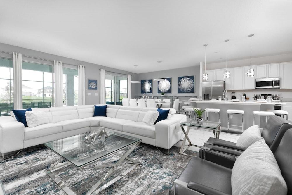 Stunning House With Private Pool