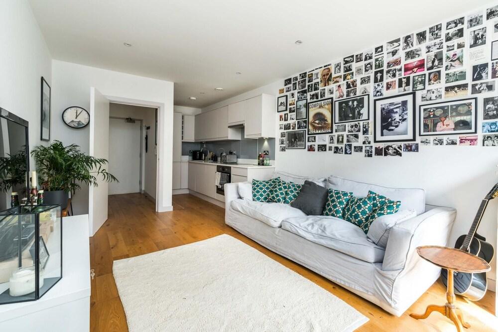 Contemporary 2BD Flat With Balcony - Hackney Downs
