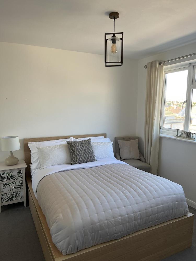 Sea Facing 2BD Terraced Home - Peacehaven