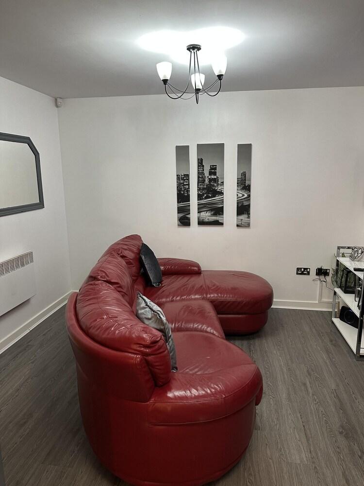 Remarkable 2-bed Apartment in Wolverhampton