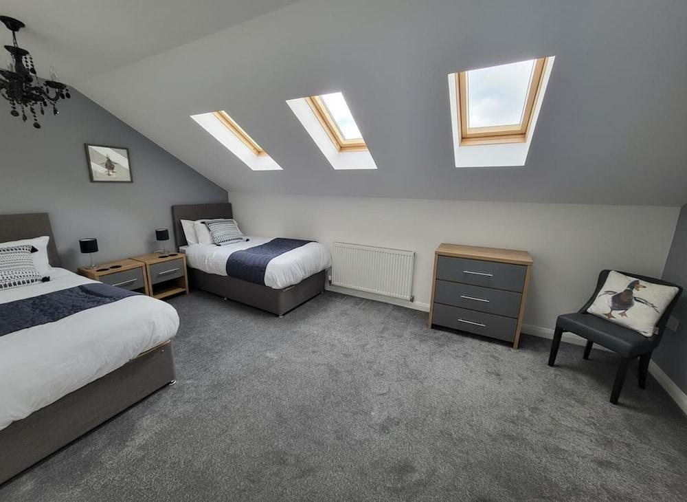 4 Bedroom Home - Sleeps 7, Pet Friendly & Parking