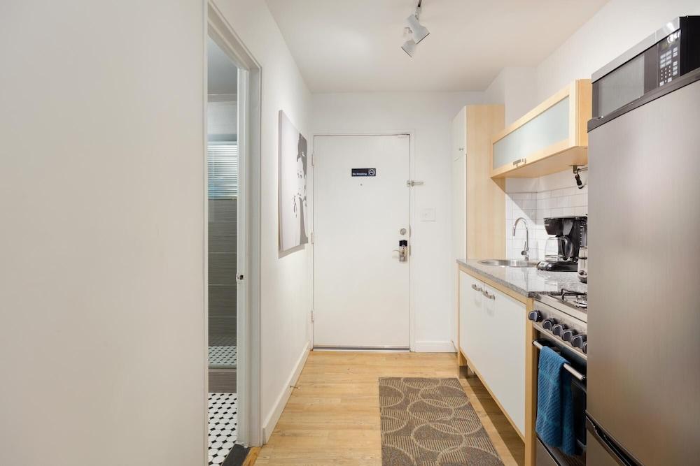 CPG Serviced Studio w Full Kitchen in Quiet Neighborhood