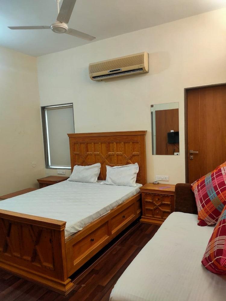 Hotel Milan Gurukul Road