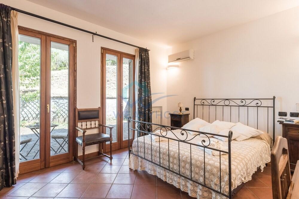 New Refined Villa Rayskaya In Monte Compatri